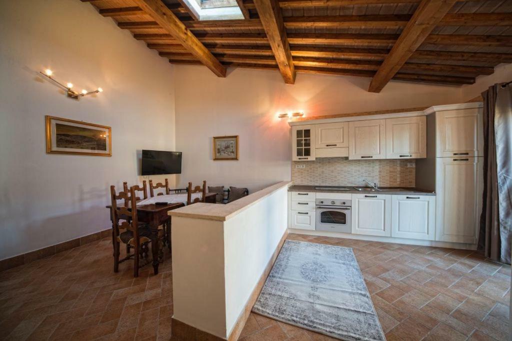 La Vecchia Cantina Guzzardi Lari ภายนอก รูปภาพ
